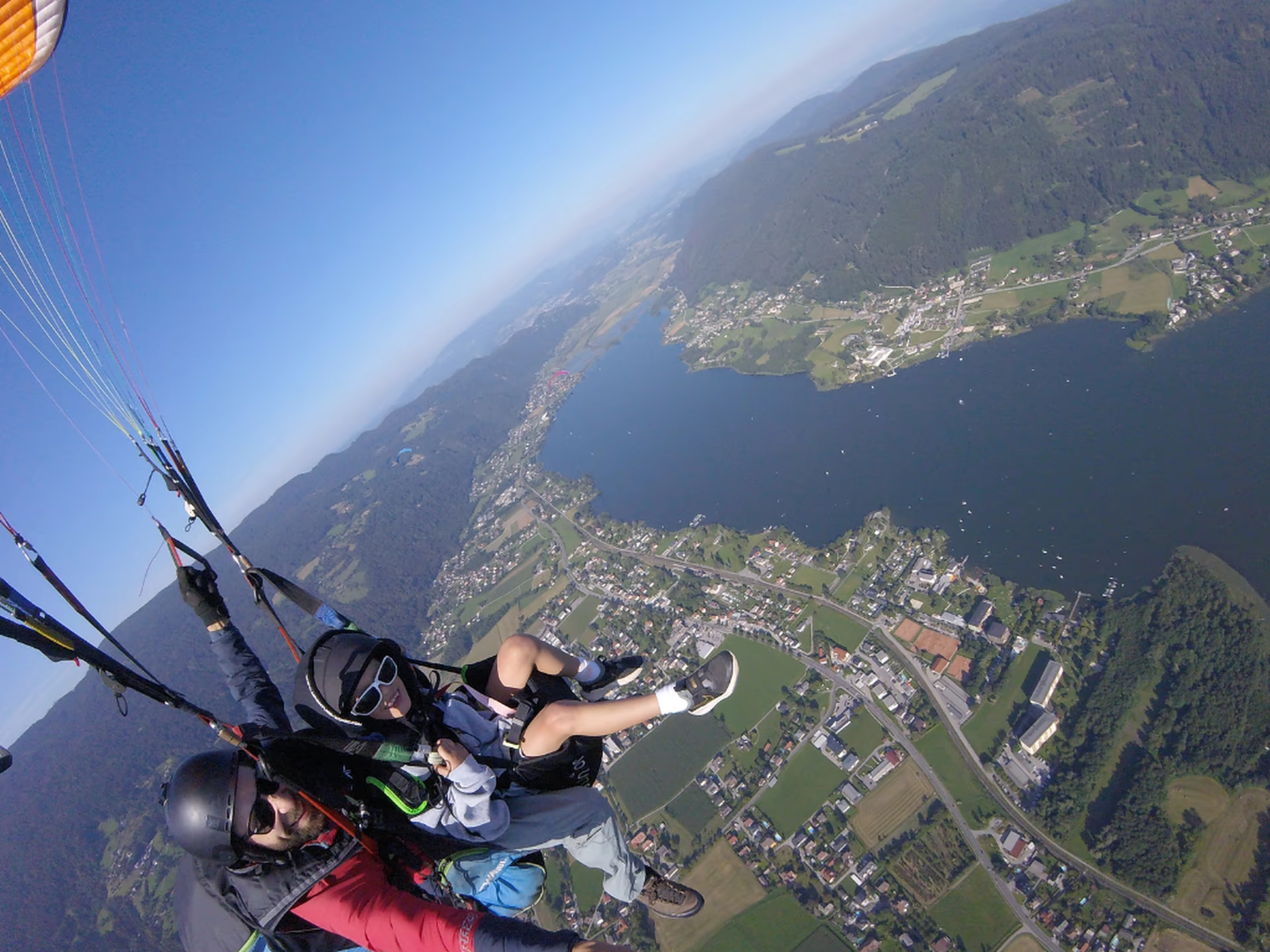 Kind fliegt gemeinsam mit Tandempilot über Bodensdorf