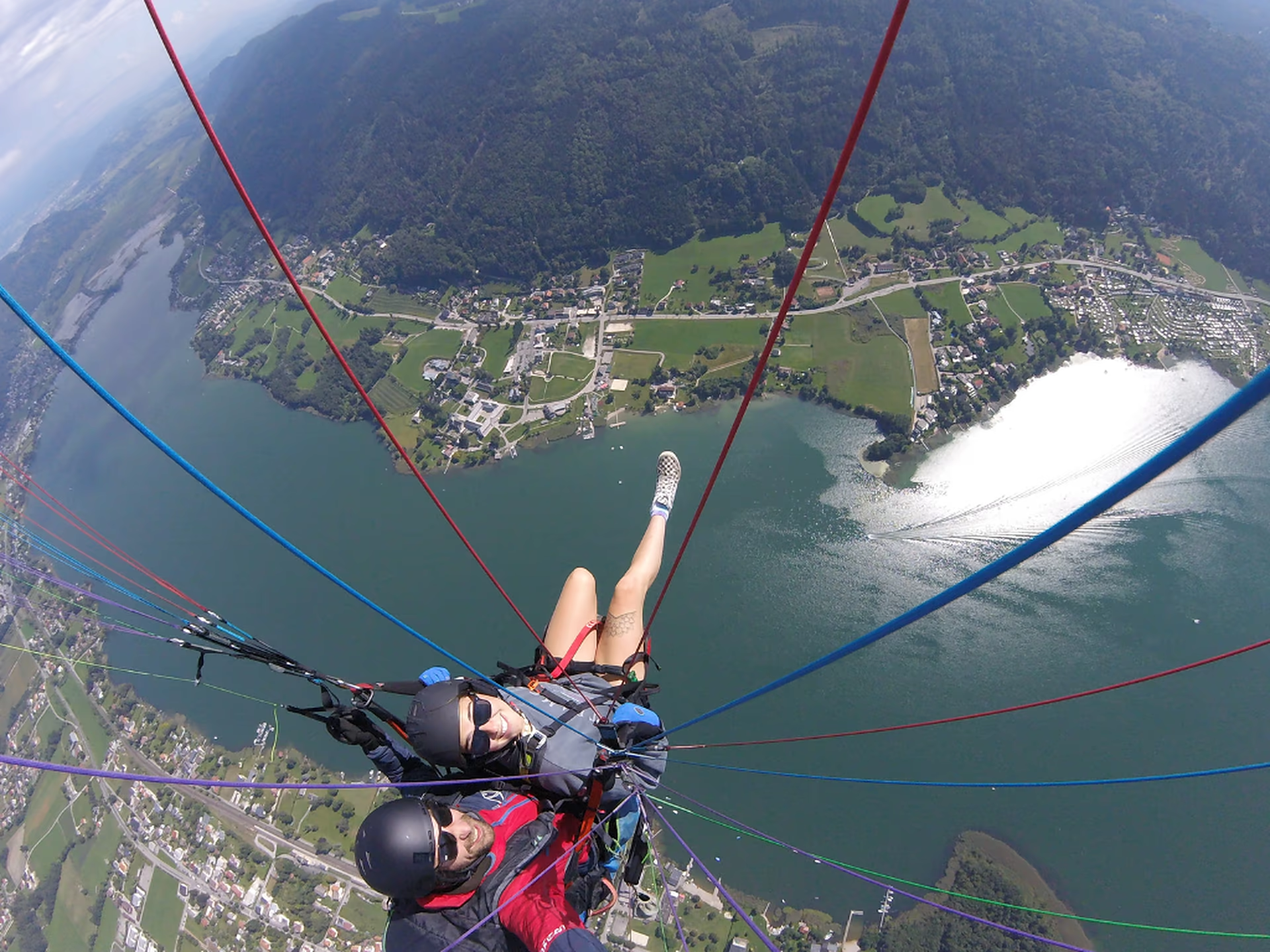 Frühflug mit Blick auf den ruhigen Ossiacher See