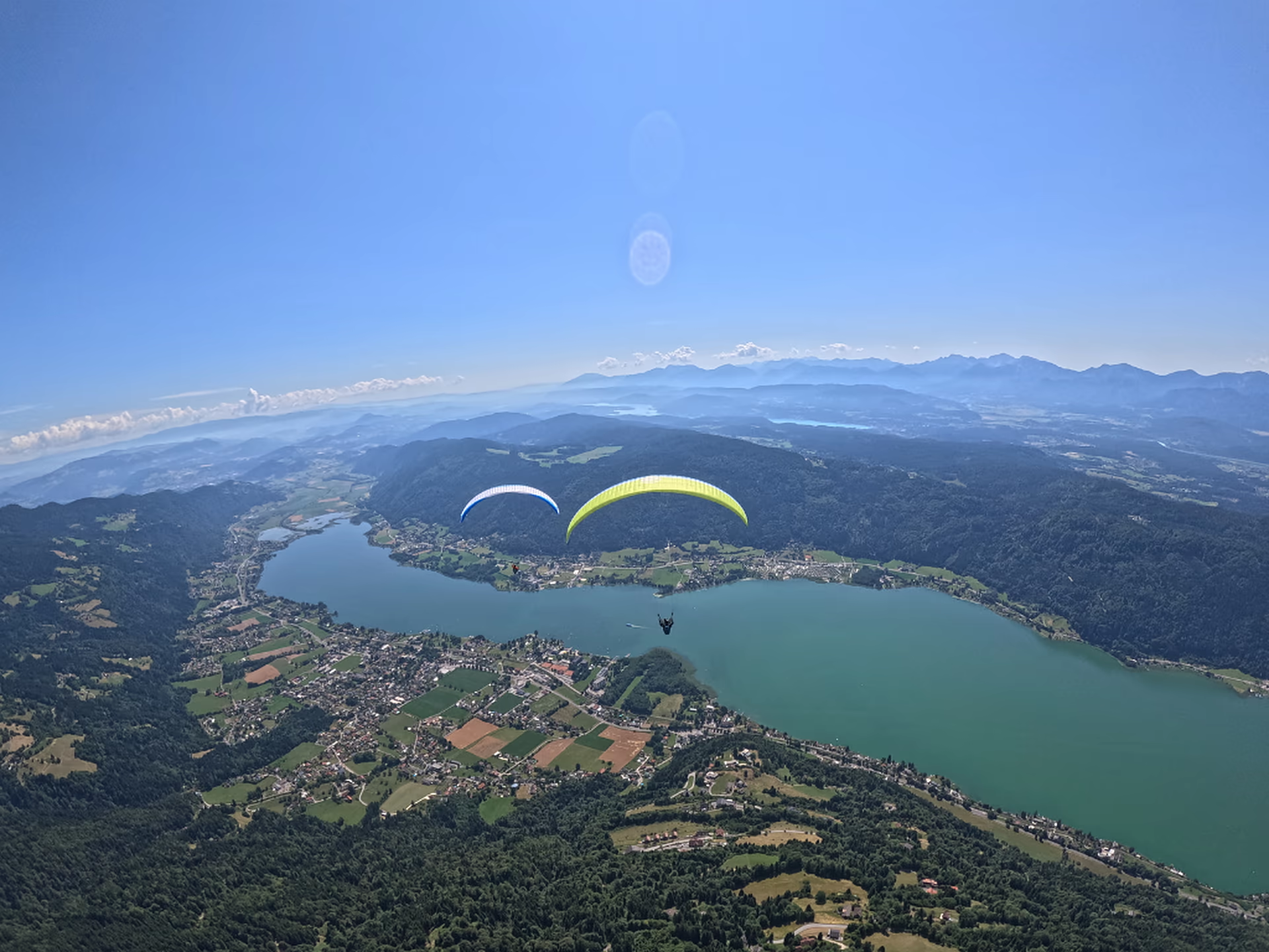 Mehrere Gleitschirme über dem Ossiacher See