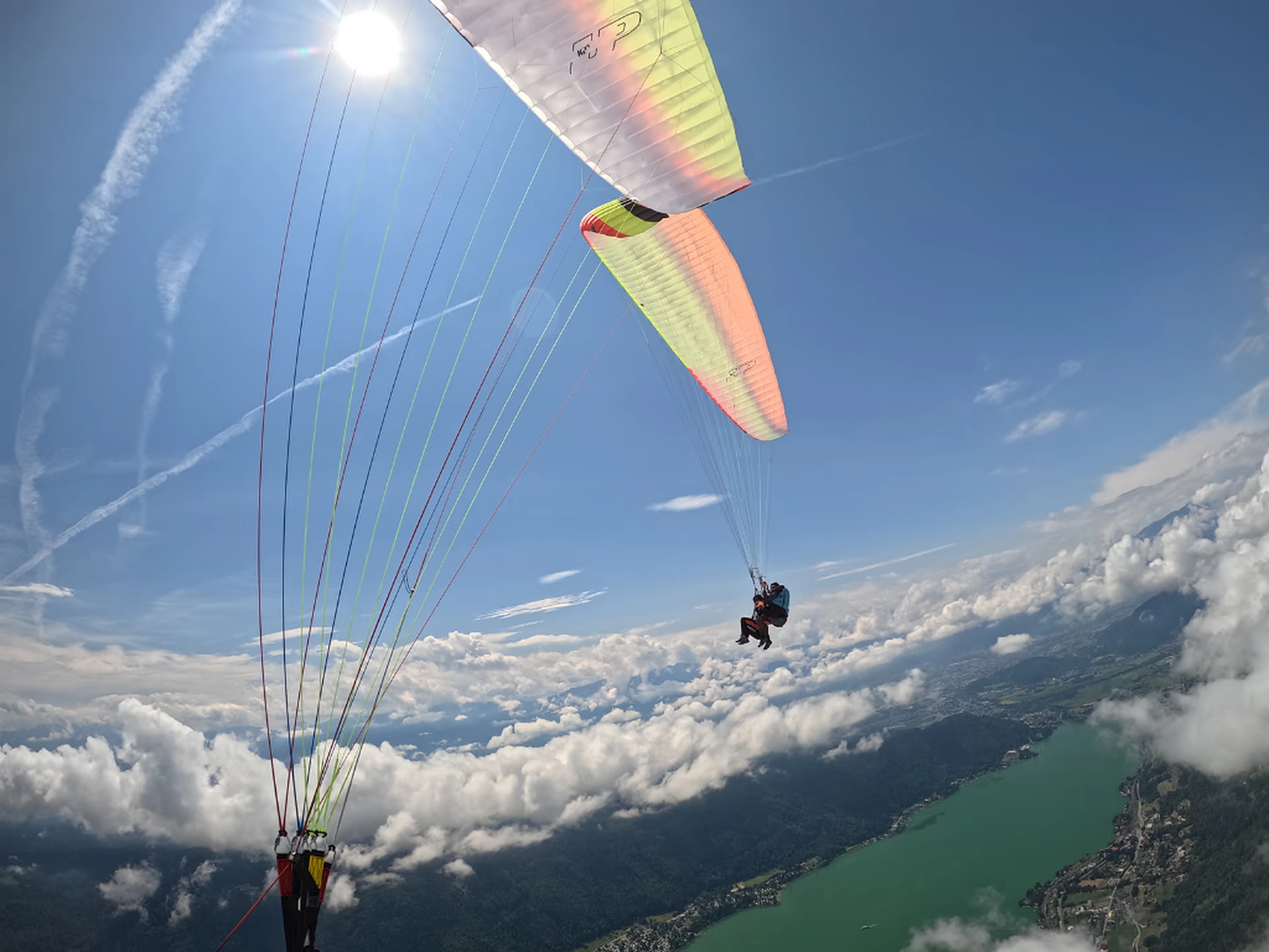 Zwei Gleitschirme hoch über den Wolken im Aufwind